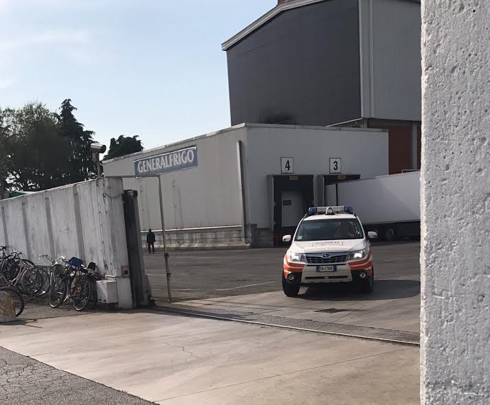 Si ferisce una gamba con il coltello durante la lavorazione della carne: automedica e ambulanza in azienda