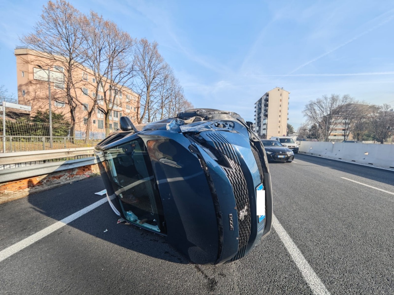 Colpo di sonno alla guida, colpisce un’altra auto e si ribalta: ferito un 65enne