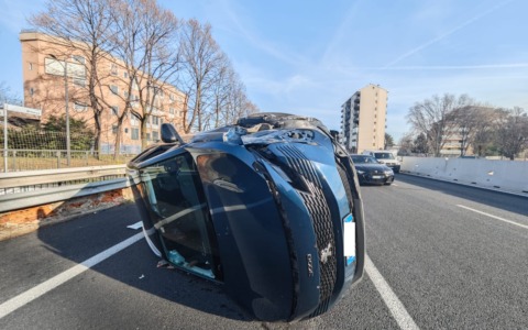 Colpo di sonno alla guida, colpisce un’altra auto e si ribalta: ferito un 65enne