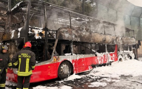 Pullman distrutto da un incendio: danneggiate anche le barriere fonoassorbenti dell’autostrada