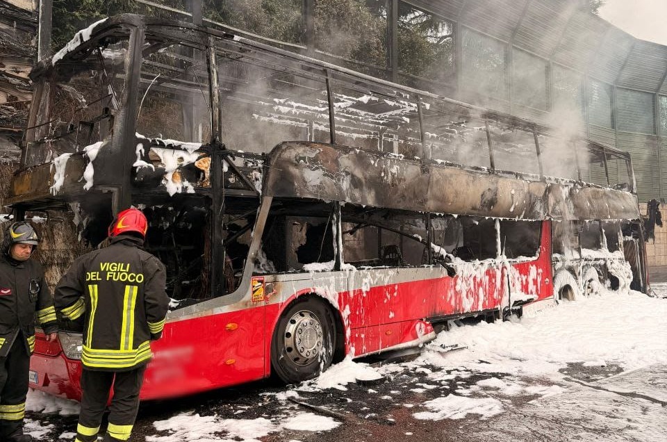 Pullman distrutto da un incendio: danneggiate anche le barriere fonoassorbenti dell’autostrada