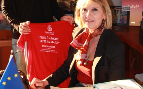 Sindaca vittima di una stalker: “Il braccialetto elettronico non è una sicurezza”