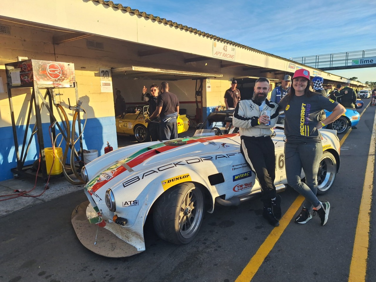 Sfreccia sulle piste del Sudafrica al volante di una vecchia Cobra degli anni Sessanta