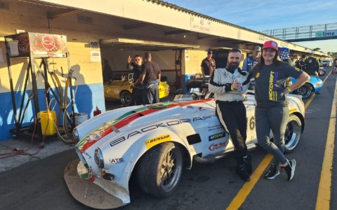 Sfreccia sulle piste del Sudafrica al volante di una vecchia Cobra degli anni Sessanta