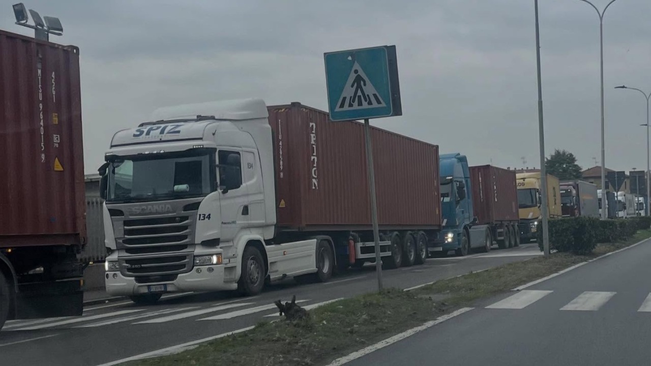Fratelli d’Italia all’attacco: “Altro che soluzione, l’ordinanza anti camion ha creato solo confusione”