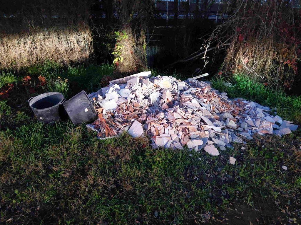 Scaricano macerie in mezzo ai campi ai margini della Provinciale, ma non la fanno franca