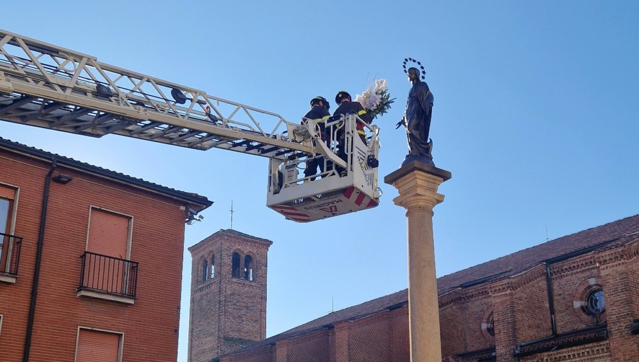 La tradizione dell’Immacolata: i Vigili del fuoco portano i fiori alla statua della Madonna
