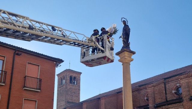 La tradizione dell’Immacolata: i Vigili del fuoco portano i fiori alla statua della Madonna