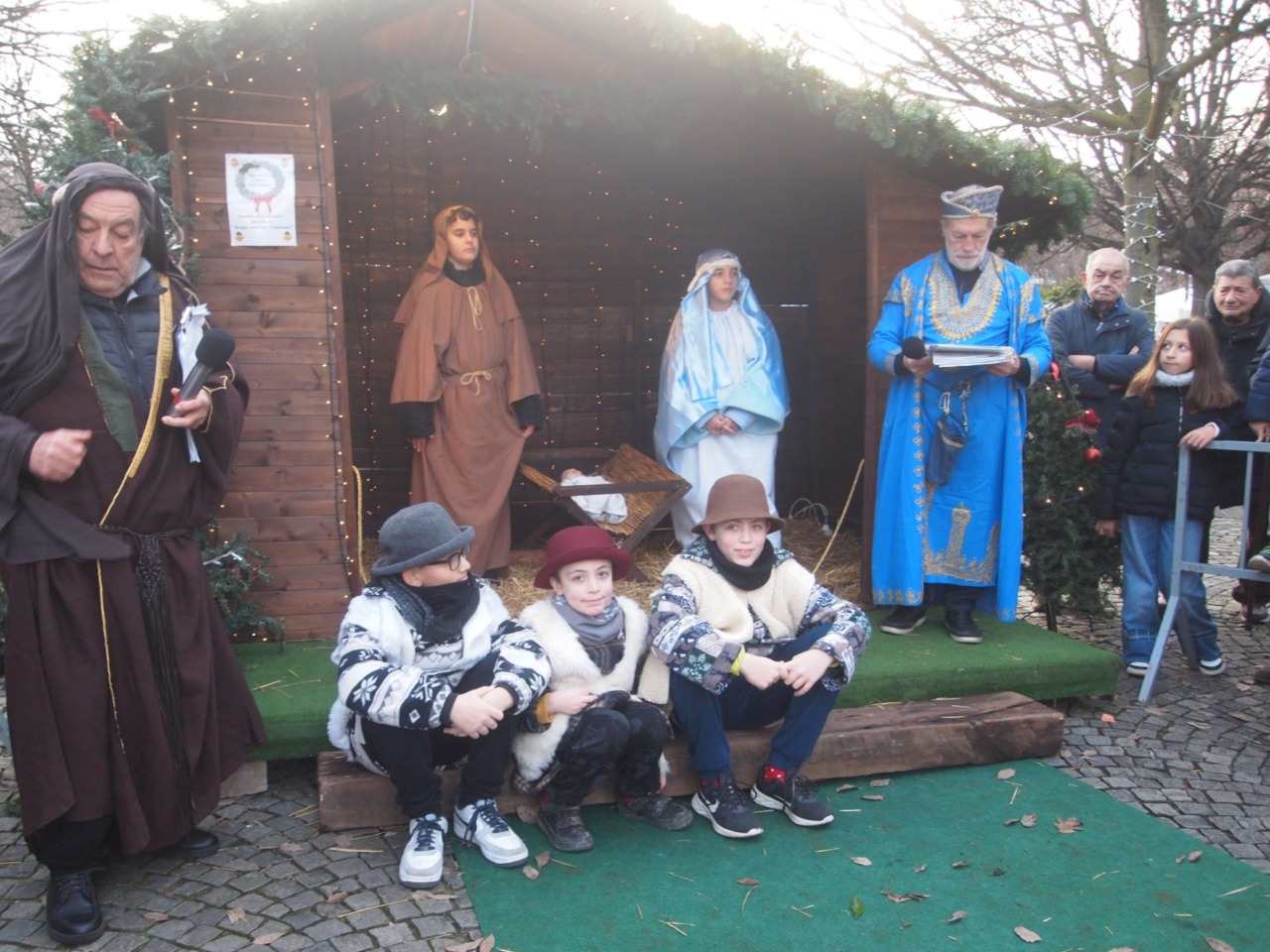 E’ tornata la magia del Presepe vivente con decine di volontari in costume