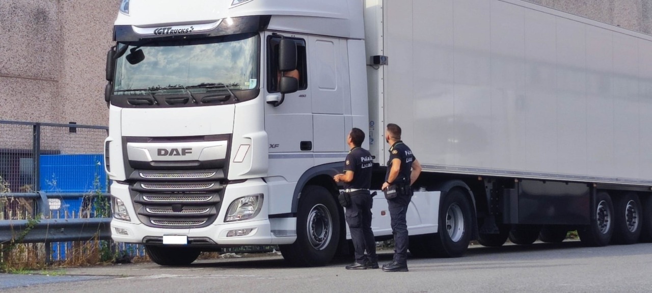 Cercano di rubare il gasolio dal camion in sosta, autista scende e mette in fuga i ladri