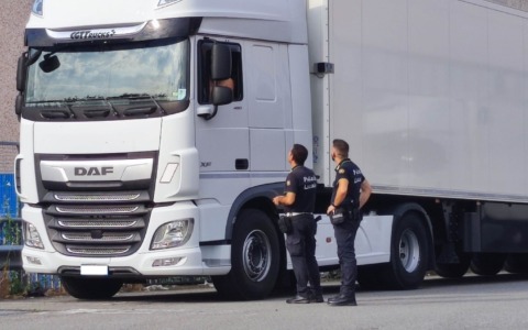 Cercano di rubare il gasolio dal camion in sosta, autista scende e mette in fuga i ladri