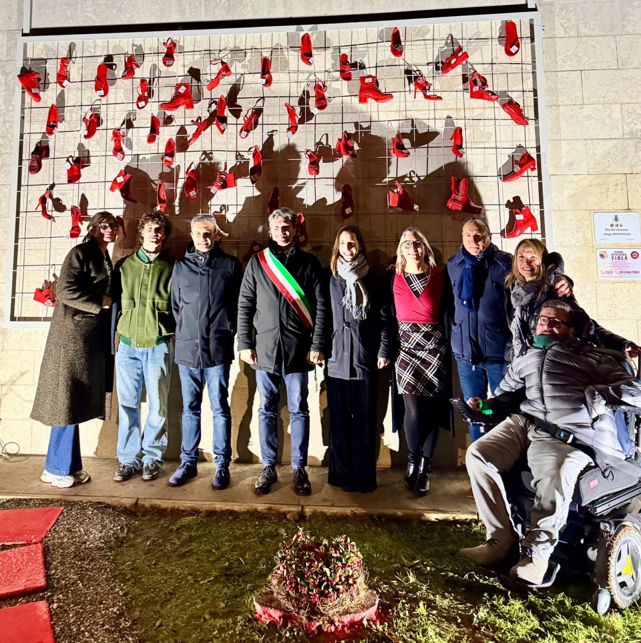 Vignate davanti alle sue scarpe rosse: un grido silenzioso per le donne uccise e per chi non vuole voltarsi dall’altra parte