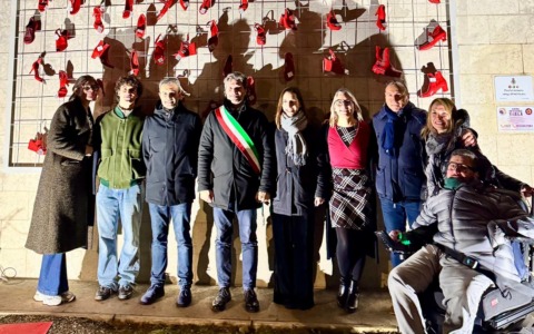 Vignate davanti alle sue scarpe rosse: un grido silenzioso per le donne uccise e per chi non vuole voltarsi dall’altra parte