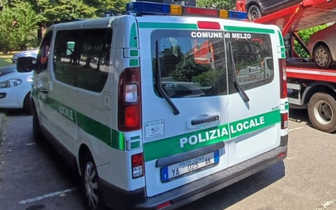 Senza revisione gli impongono il fermo dell’auto: trovato di nuovo alla guida, gli sequestrano il veicolo