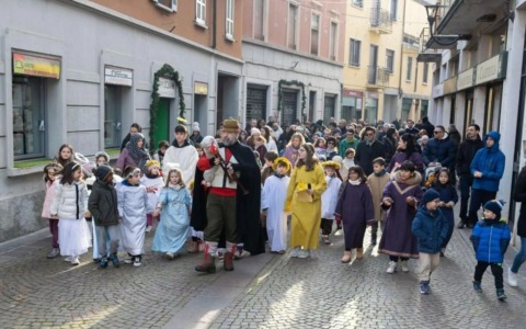 Pienone in centro per il presepe vivente della Comunità melzese
