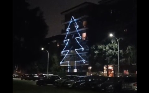 Un albero di 20 metri a illuminare la città: l’opera d’arte natalizia… di un condominio