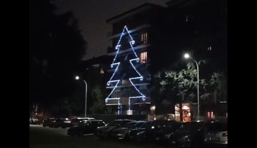 Un albero di 20 metri a illuminare la città: l’opera d’arte natalizia… di un condominio