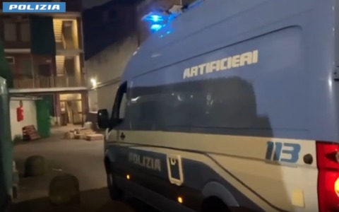 Fermato per spaccio di droga, in casa gli trovano 72 chili di fuochi d’artificio