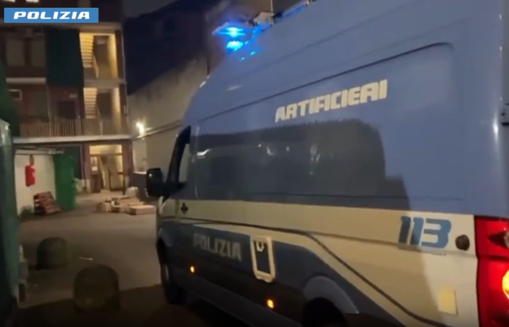 Fermato per spaccio di droga, in casa gli trovano 72 chili di fuochi d’artificio