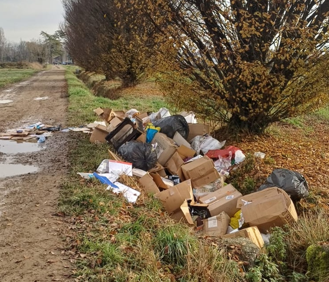 Rifiuti abbandonati vicino al cimitero: individuazione del responsabile vicina