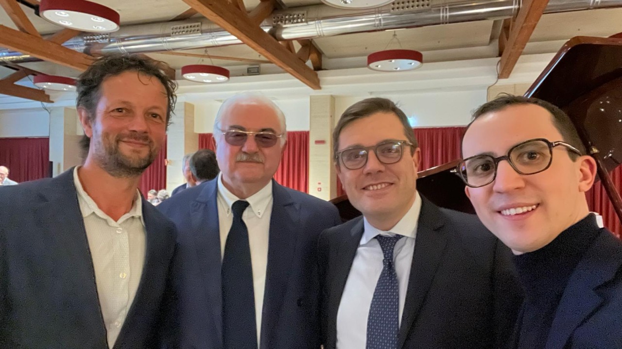 Comparsata del capogruppo dei civici a un evento organizzato dal centrodestra, è bufera