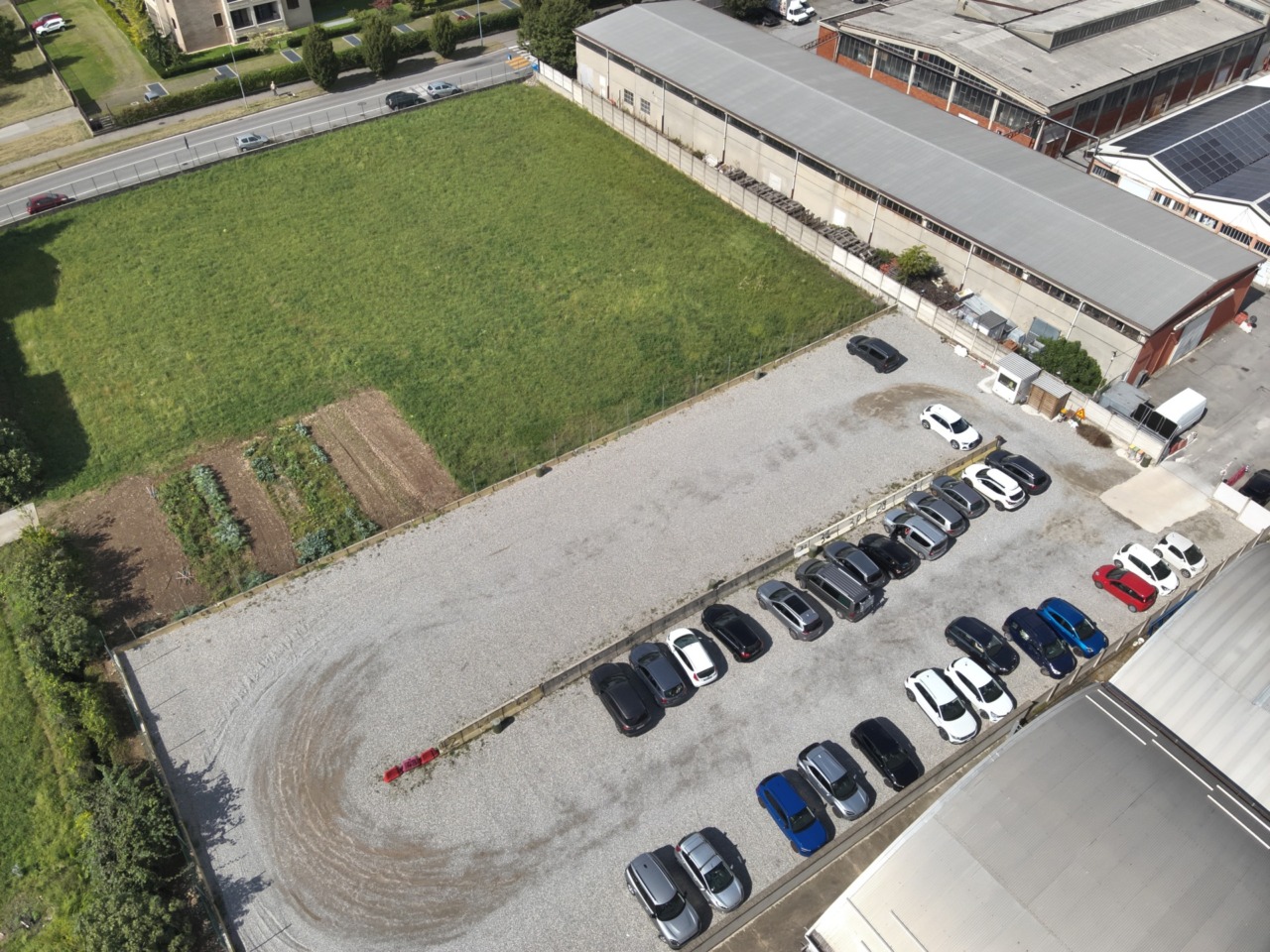 Parcheggio abusivo su un terreno agricolo scoperto con il drone: scatta il sequestro