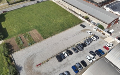 Parcheggio abusivo su un terreno agricolo scoperto con il drone: scatta il sequestro