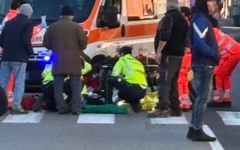Ciclista investito mentre attraversa sulle strisce pedonali