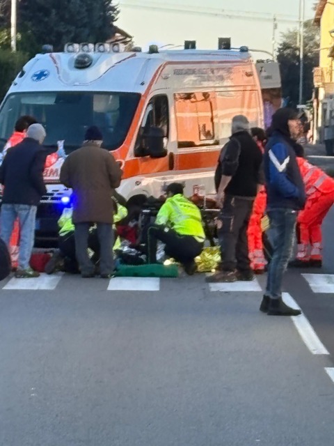 Ciclista investito mentre attraversa sulle strisce pedonali