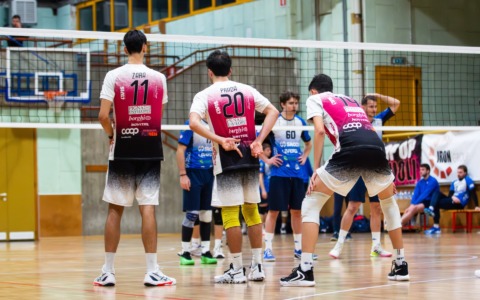 I Diavoli rosa sotto l’albero di Natale trovano il carbone