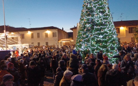 A Cernusco sul Naviglio si è acceso un Natale da film