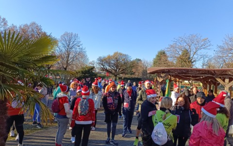 Un’onda di cappelli rossi lungo il Naviglio con la Christmas bike & run