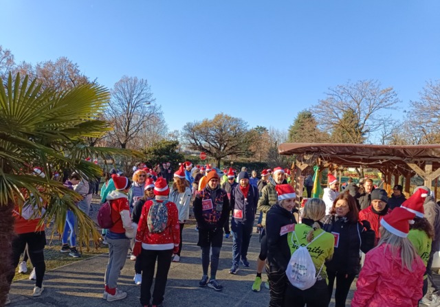 Un’onda di cappelli rossi lungo il Naviglio con la Christmas bike & run