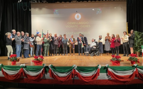 Vignate, una domenica ricca di emozioni: premio Sant’Ambroeus, borse di studio e rinnovo del gemellaggio con Gières