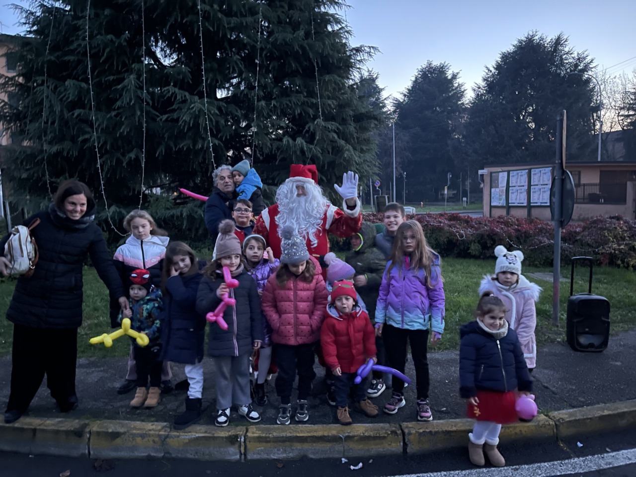 Dal blackout alla luce dell’Albero: a Liscate la magia del Natale vince su tutto