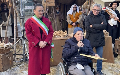 Presepe vivente e benemerenze, emozioni sotto l’Albero a Cassina