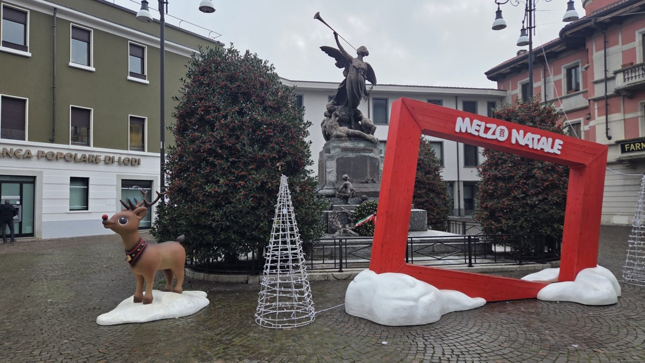 Chi la dura la vince: la renna Rudolph è salva, lascia il cantiere e trasloca in piazza