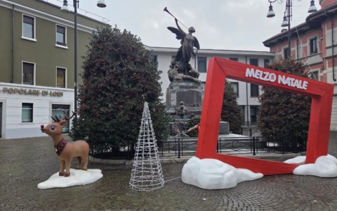 Chi la dura la vince: la renna Rudolph è salva, lascia il cantiere e trasloca in piazza