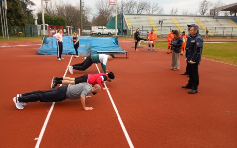 Anche prove di atletica per gli aspiranti agenti: 800 metri, salto in alto e piegamenti