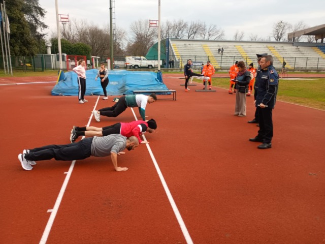 Anche prove di atletica per gli aspiranti agenti: 800 metri, salto in alto e piegamenti
