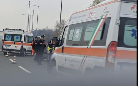 Carabinieri si schiantano dopo un inseguimento in autostrada: presi i fuggitivi