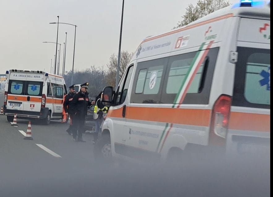 Carabinieri si schiantano dopo un inseguimento in autostrada: presi i fuggitivi