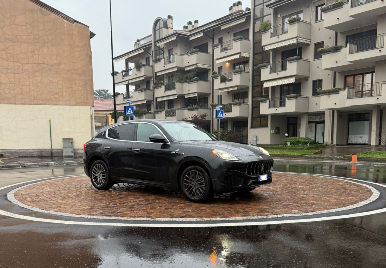 Roba da matti: la nuova rotonda è già diventata… un parcheggio