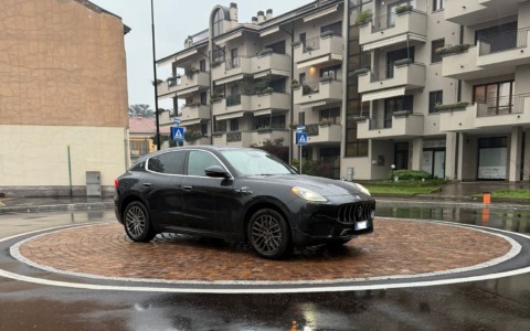 Roba da matti: la nuova rotonda è già diventata… un parcheggio