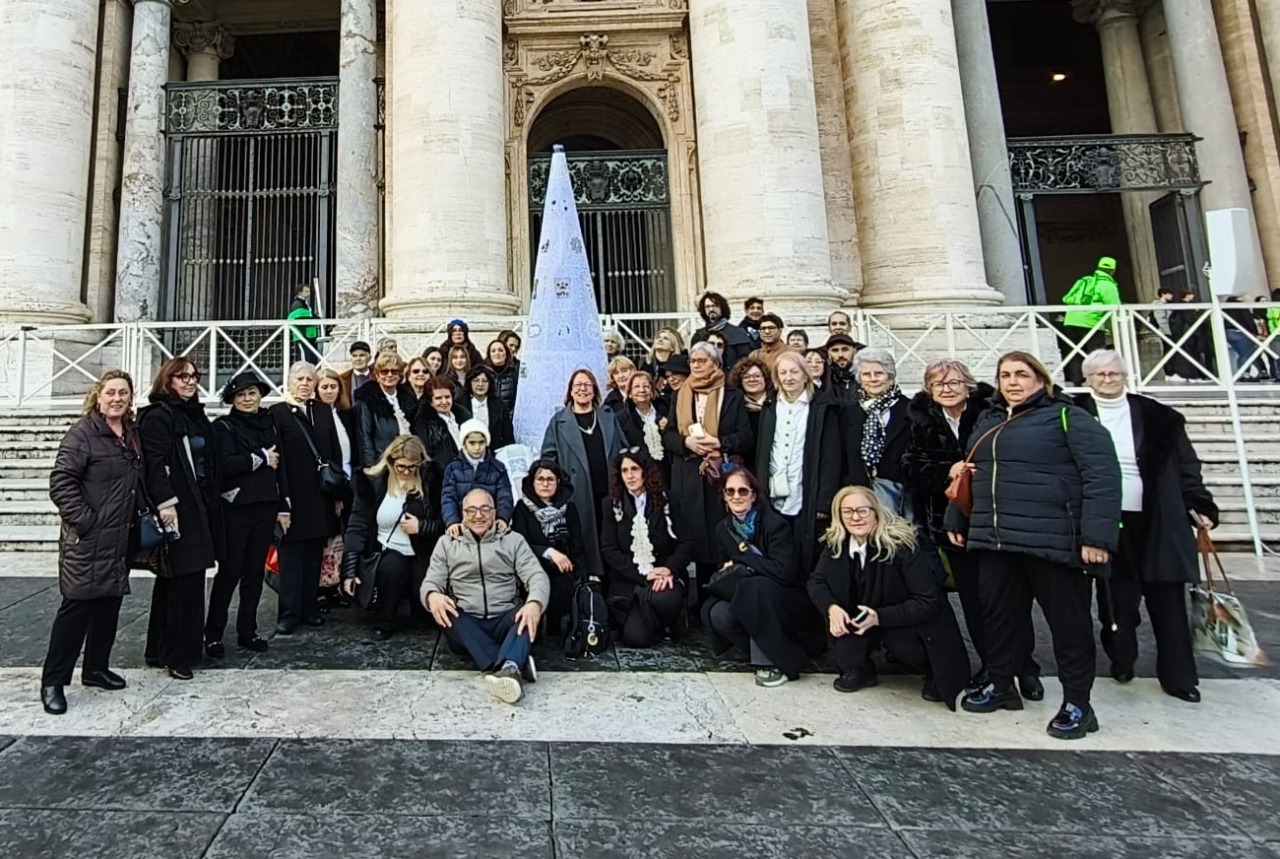 Natale… con il Papa: la merlettaia pessanese regala la “sua” opera al pontefice