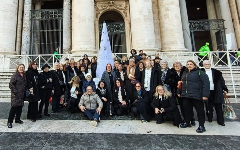 Natale… con il Papa: la merlettaia pessanese regala la “sua” opera al pontefice