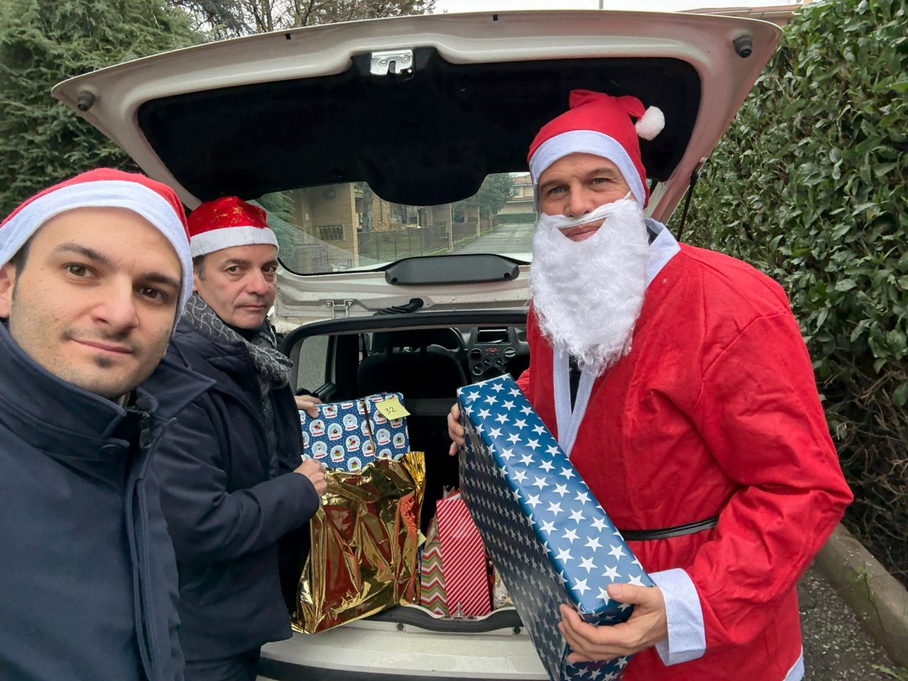 Cassano d’Adda, l’Albero Solidale compie un anno: consegnati i doni alle famiglie