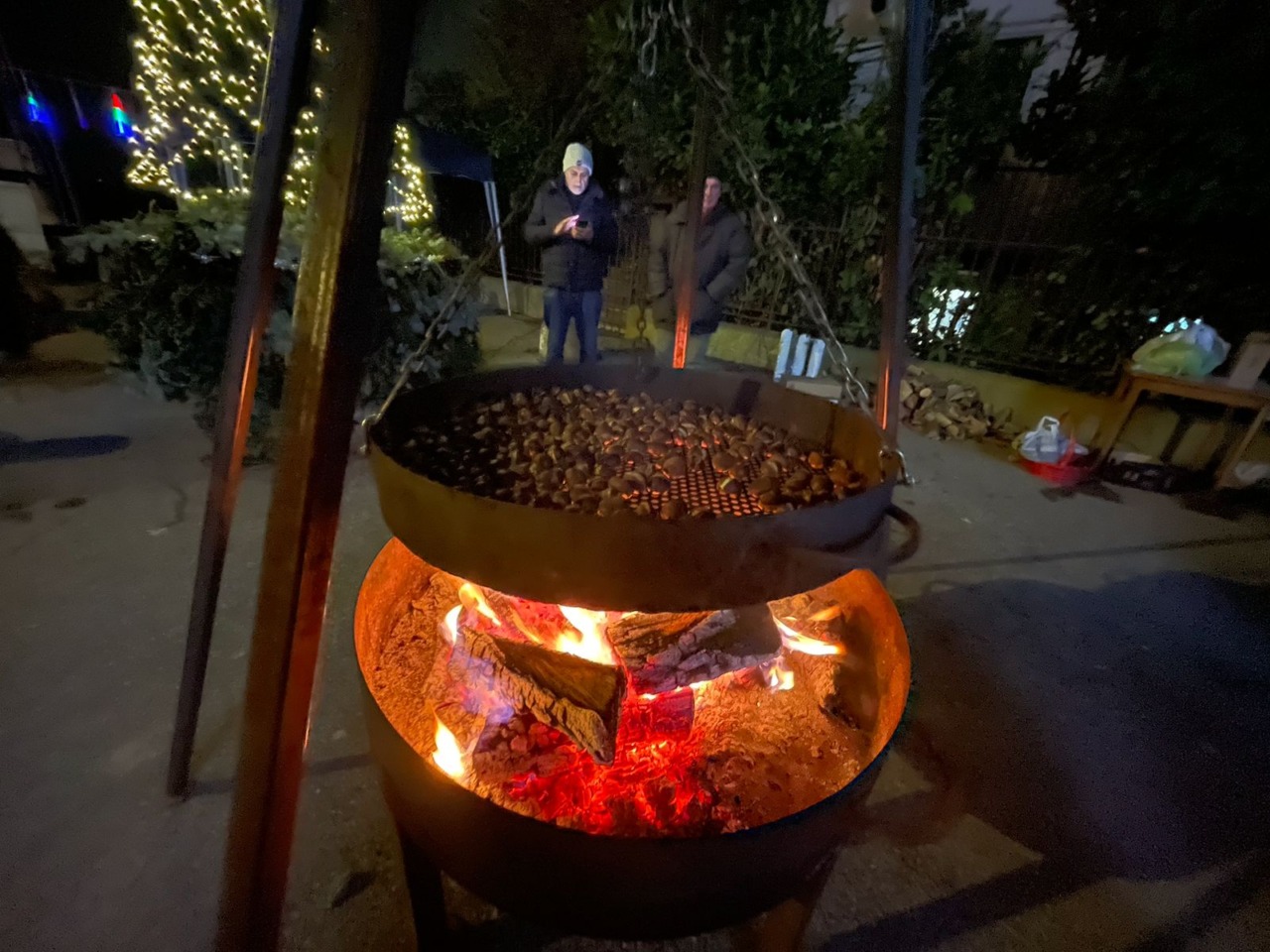 Natale autentico a Cavaione, tra luci, caldarroste e comunità