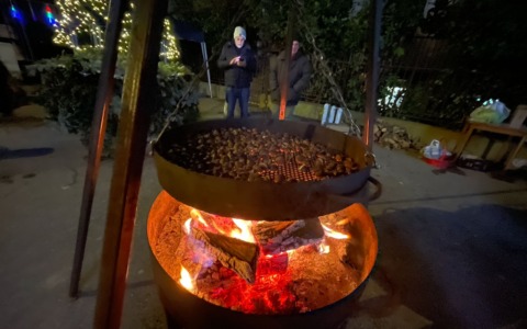 Natale autentico a Cavaione, tra luci, caldarroste e comunità