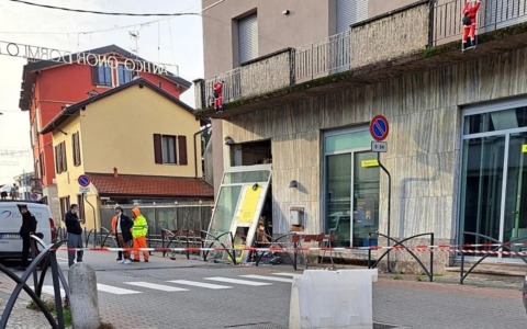 Furto con il botto all’ufficio postale. Ladri in fuga con il bottino